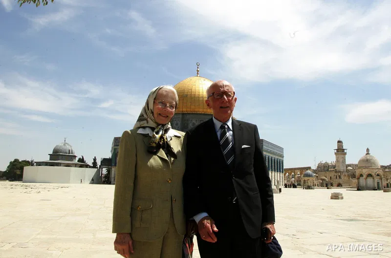 The former Prime Minister of Norway and his wife tour in Jerusalem's old city on June 9,2011. Photo by Mahfouz Abu Turk