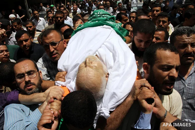 Palestinians carry the body of Mohammed Shamaa, one of the Hamas Movement founders, after Friday prayers at Omari mosque in Gaza city on June 10,2011. Photo by Mohammed Asad