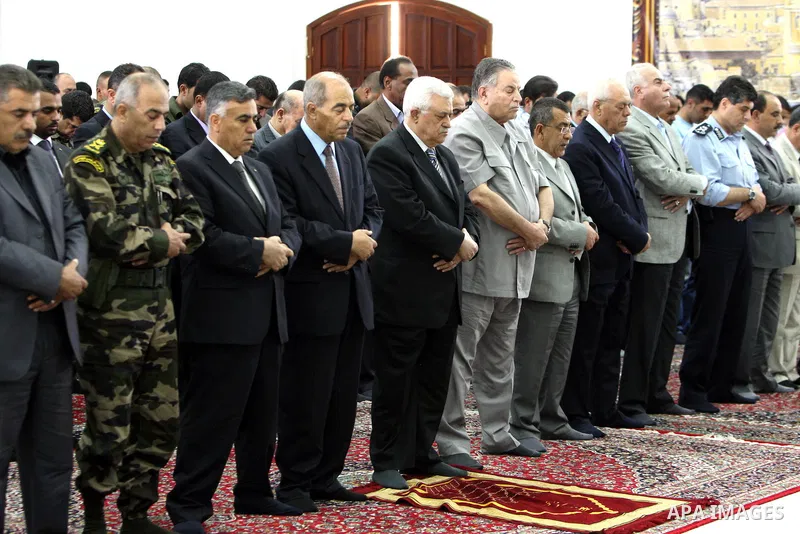 Palestinian President Mahmoud Abbas (Abu Mazen) attends Friday prayers in the West Bank city of Ramallah on June 10, 2011. Photo by Mufeed Abu Hasnah..