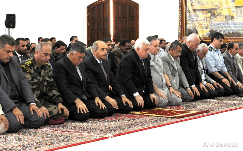 Palestinian President Mahmoud Abbas (Abu Mazen) attends Friday prayers in the West Bank city of Ramallah on June 10, 2011. Photo by Mufeed Abu Hasnah..
