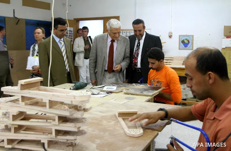 European Parliament President Jerzy Buzek speaks to a Palestinian youth during his visit to Deaf Center in Gaza City on June 13, 2011. Photo/Ashraf Amra- POOL