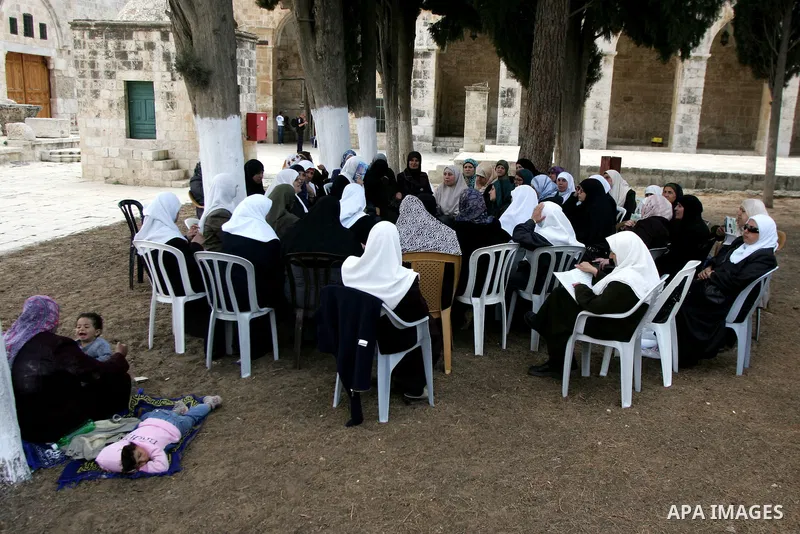 Palestinian Muslim women gather to read the Holy Quran inside the Al-Aqsa Mosque compound in Jerusalem old city on Jun 15,2011. Photo by Mahfouz Abu Turk