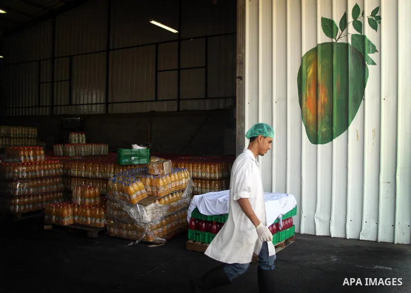 Palestinian workers bottle fruit juice at Juice Factory in Gaza City on Jun 16, 2011. it depends on citrus and fruit that are widely planted in Gaza Strip. Due to the closure of Gaza Strip crossings and the Israeli banni...