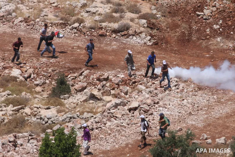 Palestinian protesters clash with Israeli border police officers during minor clashes at a protest against the expansion of a nearby Jewish settlement, in the West Bank village of Deir Qadis, near Ramallah June 19, 2011....