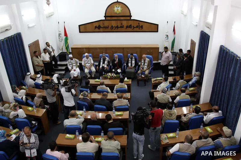 The spokesman of the Palestinian parliament, Ahmed Bahr meets with members of the "Miles of Smiles 3" aid convoy at the parliament headquarters in Gaza city on Jun 21,2011. The convoy, carrying medical aid for the impove...