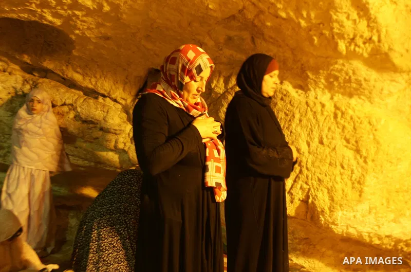 Palestinian Muslim worshippers pray inside the Dome of the Rock at the Al-Aqsa Mosques compound in Jerusalem's Old City on Jun 23, 2011. Photo by Mahfouz Abu Turk