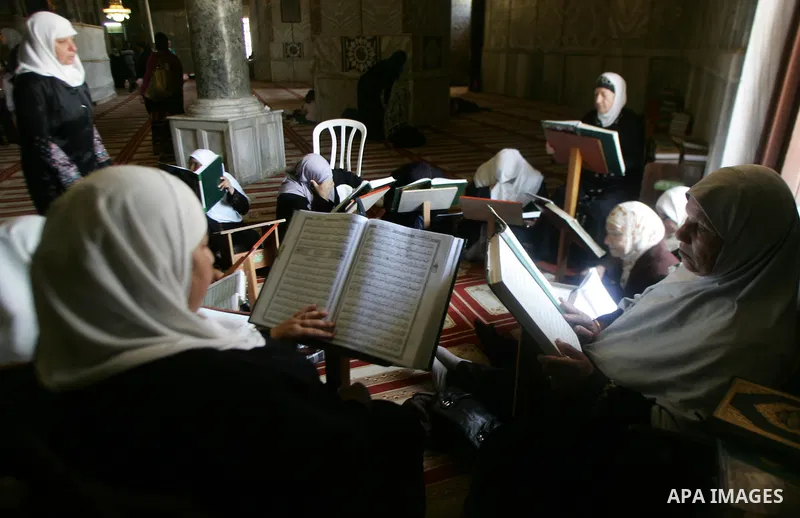 Palestinian Muslim worshippers read Holy Koran inside the Dome of the Rock at the Al-Aqsa Mosques compound in Jerusalem's Old City on Jun 23, 2011. Photo by Mahfouz Abu Turk