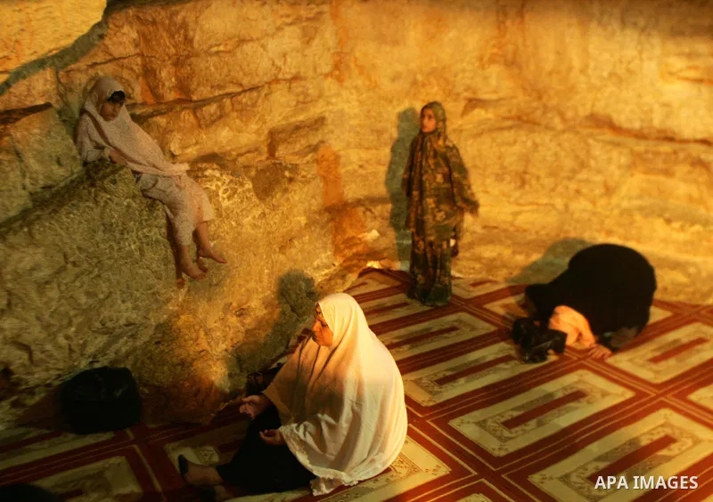 Palestinian Muslim worshippers pray inside the Dome of the Rock at the Al-Aqsa Mosques compound in Jerusalem's Old City on Jun 23, 2011. Photo by Mahfouz Abu Turk