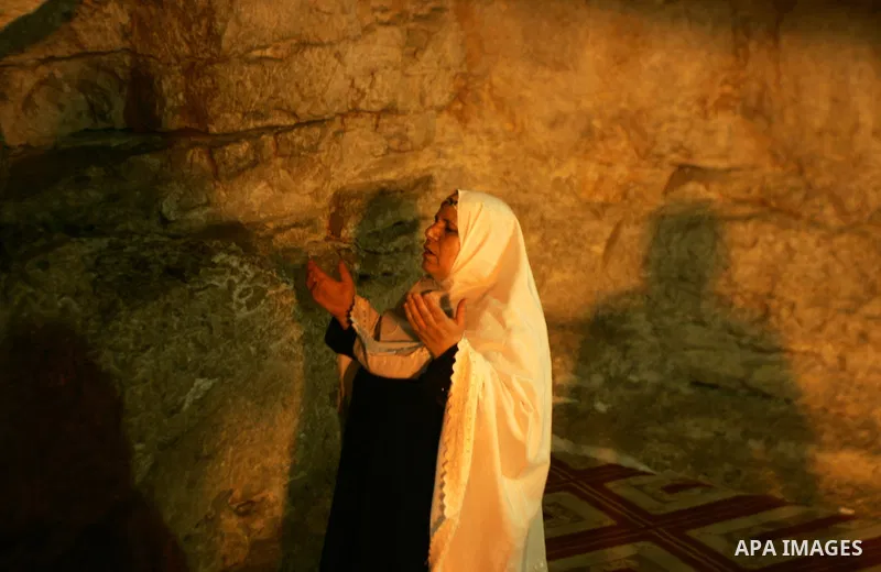Palestinian Muslim worshippers pray inside the Dome of the Rock at the Al-Aqsa Mosques compound in Jerusalem's Old City on Jun 23, 2011. Photo by Mahfouz Abu Turk