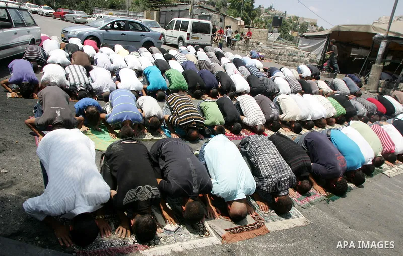 Palestinian Muslim worshipers attend Friday prayers outside the protest tent in the east Jerusalem neighborhood of Silwan on June 24, 2011. Photo by Mahfouz Abu Turk