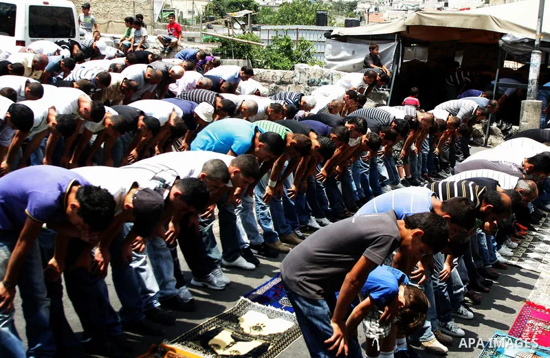 Palestinian Muslim worshipers attend Friday prayers outside the protest tent in the east Jerusalem neighborhood of Silwan on June 24, 2011. Photo by Mahfouz Abu Turk