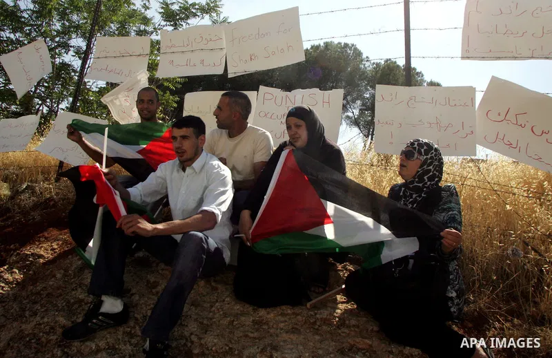 Supporters of Sheikh Raed Salah, head of the radical wing of the Islamic Movement in Israel, demonstrate in front of the British consulate in Jerusalem on June 30, 2011 after the controversial Arab-Israeli Islamist leade...