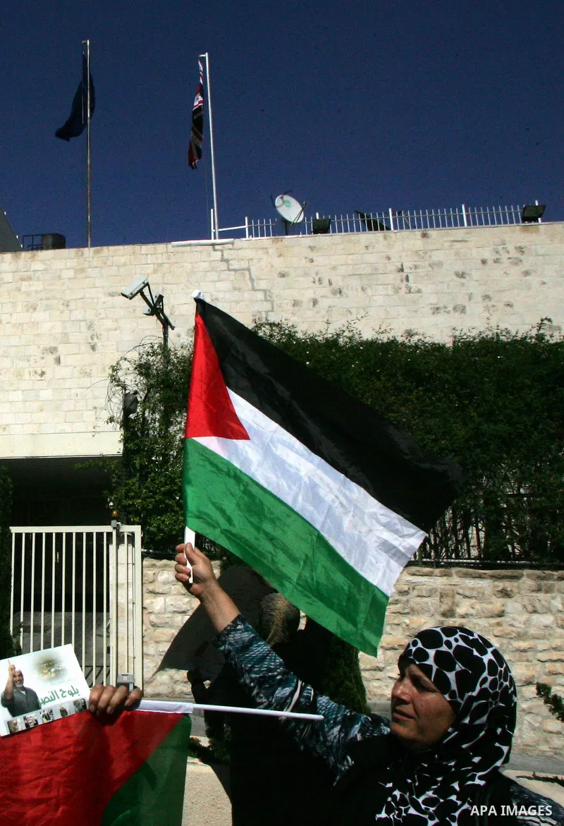 Supporters of Sheikh Raed Salah, head of the radical wing of the Islamic Movement in Israel, demonstrate in front of the British consulate in Jerusalem on June 30, 2011 after the controversial Arab-Israeli Islamist leade...