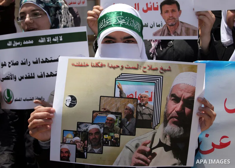 Supporters of Sheikh Raed Salah, head of the radical wing of the Islamic Movement in Israel, demonstrate outside the Red Cross office in the West Bank city of Hebron, on July 03 ,2011 after the controversial Arab-Israeli...