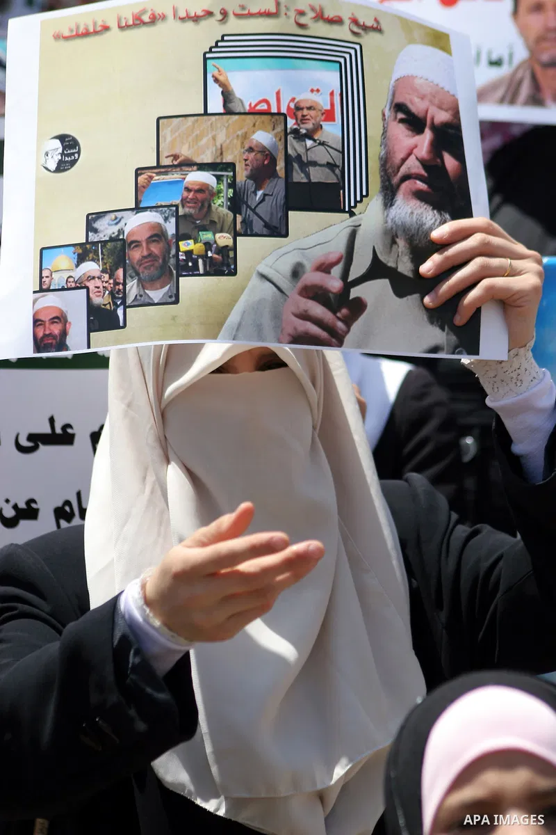 Supporters of Sheikh Raed Salah, head of the radical wing of the Islamic Movement in Israel, demonstrate outside the Red Cross office in the West Bank city of Hebron, on July 03 ,2011 after the controversial Arab-Israeli...