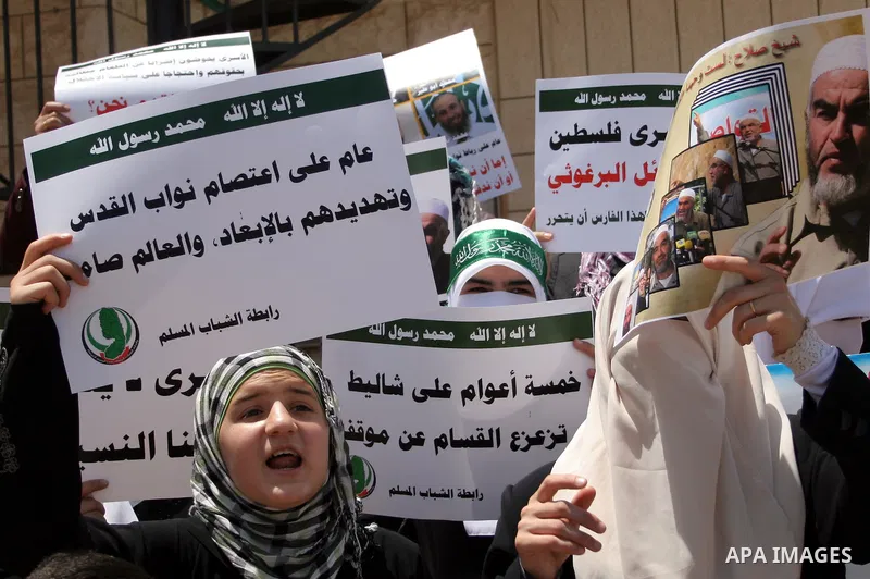 Supporters of Sheikh Raed Salah, head of the radical wing of the Islamic Movement in Israel, demonstrate outside the Red Cross office in the West Bank city of Hebron, on July 03 ,2011 after the controversial Arab-Israeli...