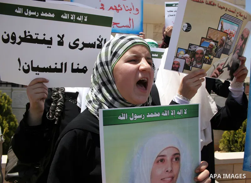 Supporters of Sheikh Raed Salah, head of the radical wing of the Islamic Movement in Israel, demonstrate outside the Red Cross office in the West Bank city of Hebron, on July 03 ,2011 after the controversial Arab-Israeli...