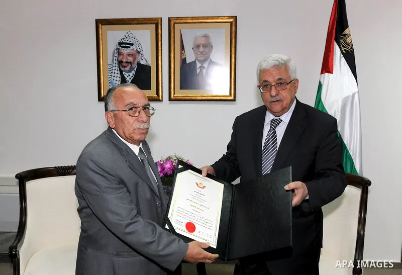Palestinian President Mahmoud Abbas (Abu Mazen) grants Martyr Yousef Khatib the Jerusalem Star in the West Bank city of Ramallah on July 6, 2011. Photo by Mufeed Abu Hasnah .