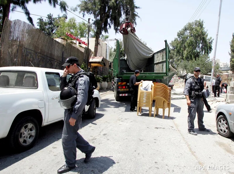 Israeli forces remove a protest tent on July 07, 2011 in the flashpoint Arab east Jerusalem neighbourhood of Silwan, home to some hundreds of Jewish settlers.. Photo by Mahfouz Abu Turk. Photo by Mahfouz Abu Turk