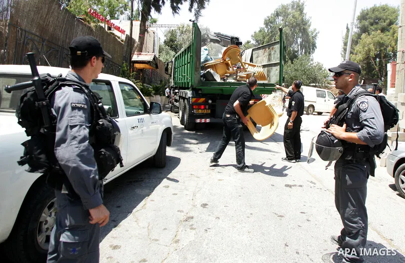 Israeli forces remove a protest tent on July 07, 2011 in the flashpoint Arab east Jerusalem neighbourhood of Silwan, home to some hundreds of Jewish settlers.. Photo by Mahfouz Abu Turk. Photo by Mahfouz Abu Turk