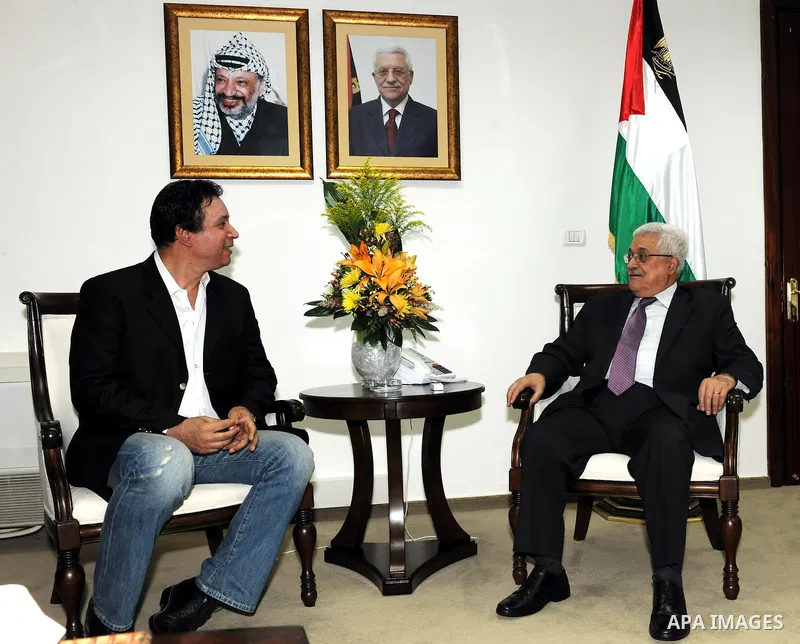 Palestinian President Mahmoud Abbas (Abu Mazen) meets with the artist Eman El Bahr Darwish in the West Bank city of Ramallah on July 10, 2011. Photo by Mufeed Abu Hasnah