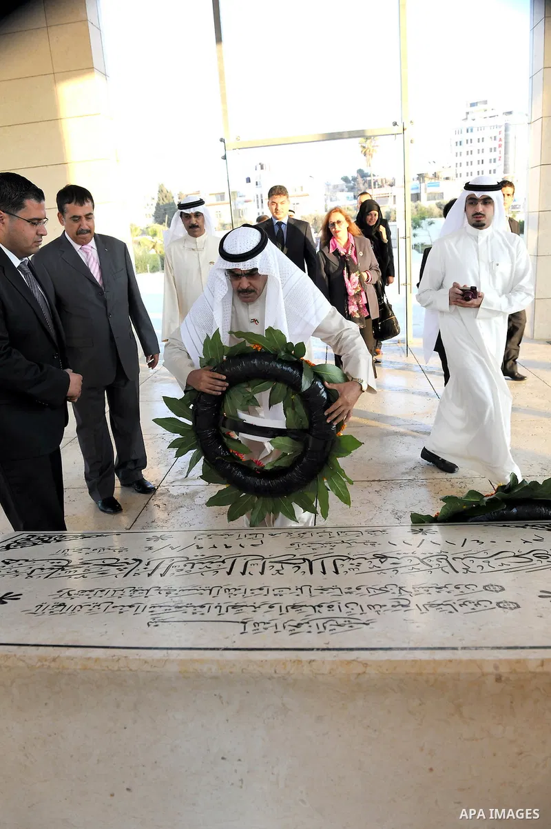 Members of Kuwaiti media delegation lay a wreath on the tomb of th late Palestinian president, Yasser Arafat in the West Bank city of Ramallah on July 11,2011. Photo by Mufeed Abu Hasnah