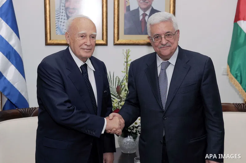 Palestinian President Mahmoud Abbas (Abu Mazen) shakes hands with Greek President, Karolos Papoulias during a meeting in the West Bank city of Ramallah on July 12, 2011. Photo by Thaer Ganaim