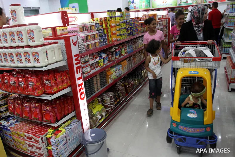 Palestinians shop from the newly opened shopping mall in Gaza City on July 14, 2011. Photo by Mohammed Asad