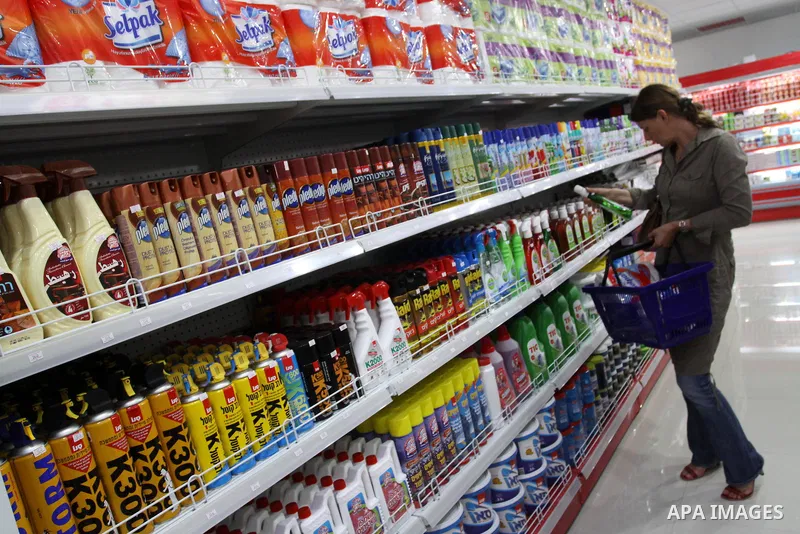 Palestinians shop from the newly opened shopping mall in Gaza City on July 14, 2011. Photo by Mohammed Asad