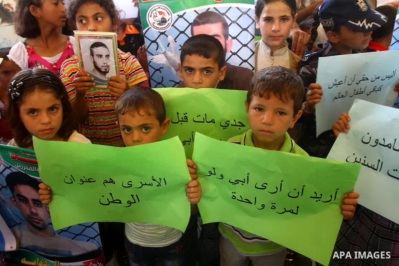 Children of Palestinian prisoners held in Israeli jails attend a weekly protest calling for the release of Palestinian prisoners at the International Red Cross building in Gaza City 18 July 2011. It is reported that abou...