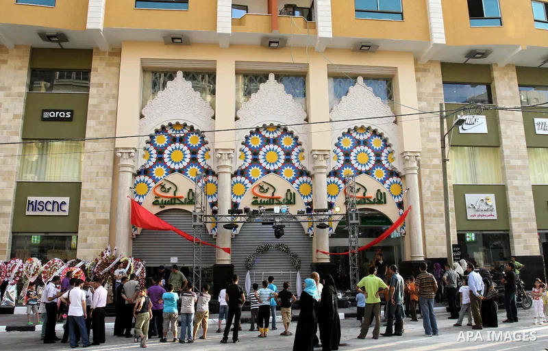 Palestinian shoppers crowd the inside of the shopping mall's new 'Andalusia'. Everything from household goods and food to clothing and shoes are available at the new shopping location in Gaza city on July 19, 2011 . Phot...