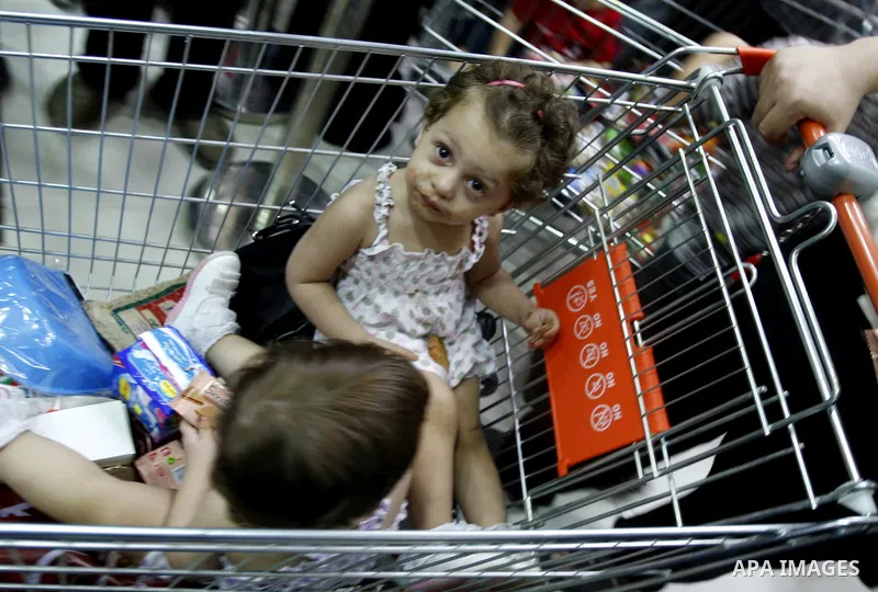 Palestinians shop at a newly open mall in Gaza city on July 19,2011. Photo by Mahmud Nassar