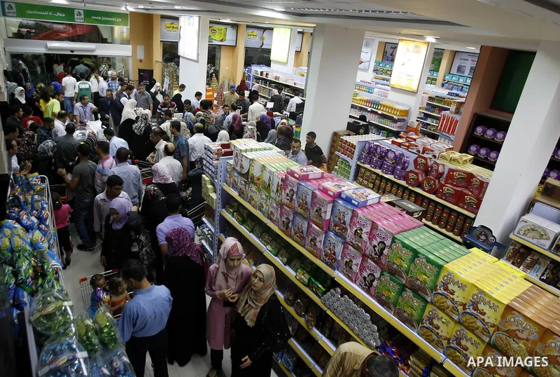 Palestinians shop at a newly open mall in Gaza city on July 19,2011. Photo by Mahmud Nassar
