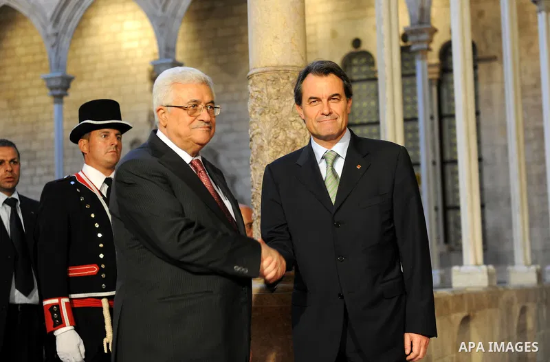 Palestinian President Mahmoud Abbas (Abu Mazen) shakes hands with the Regional Government of Catalonia Arto diamonds during a meeting in Barcelona on July 20, 2011. Photo by Thaer Ganaim