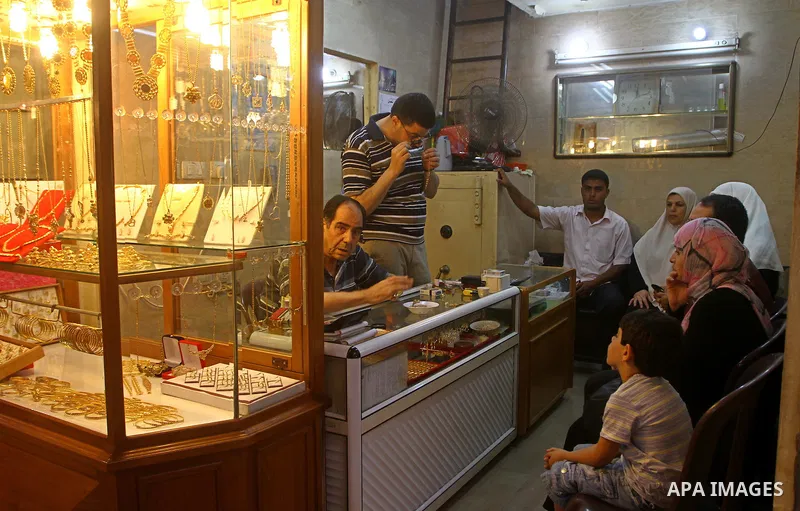 Palestinians look at gold jewellery at a jewellery store in Gaza city on 21 July 2011. A Palestinian vendor says that the one gold ounce cost 1650 US dollars at the local market which is and all time high for the market....