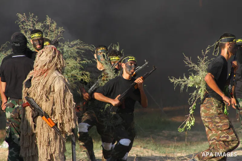 Militants of the Palestinian Islamic Jihad demonstrate their skills during a graduation ceremony in Nusirat in the central Gaza Strip July 28, 2011. Photo by Ashraf Amra