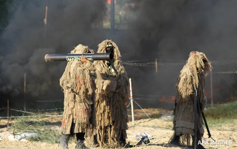 Militants of the Palestinian Islamic Jihad demonstrate their skills during a graduation ceremony in Nusirat in the central Gaza Strip July 28, 2011. Photo by Ashraf Amra