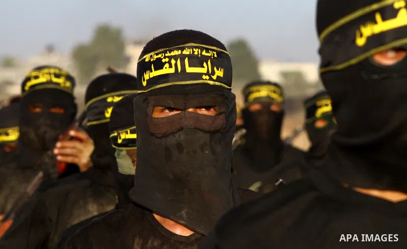 Militants of the Palestinian Islamic Jihad demonstrate their skills during a graduation ceremony in Nusirat in the central Gaza Strip July 28, 2011. Photo by Ashraf Amra