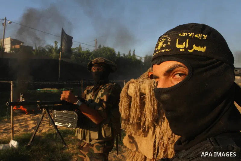 Militants of the Palestinian Islamic Jihad demonstrate their skills during a graduation ceremony in Nusirat in the central Gaza Strip July 28, 2011. Photo by Ashraf Amra