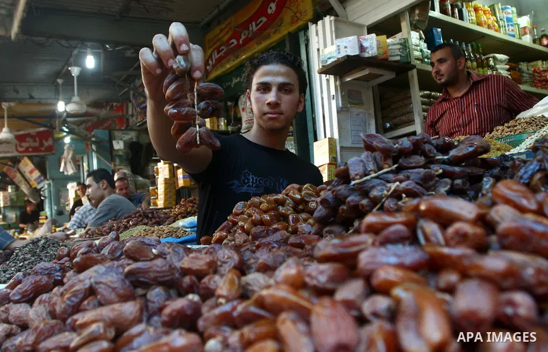 Palestinians shop for food ahead of the Muslim holy fasting month of Ramadan at Al-Zawiya market in Gaza City on July 30, 2011. Photo by Ashraf Amra