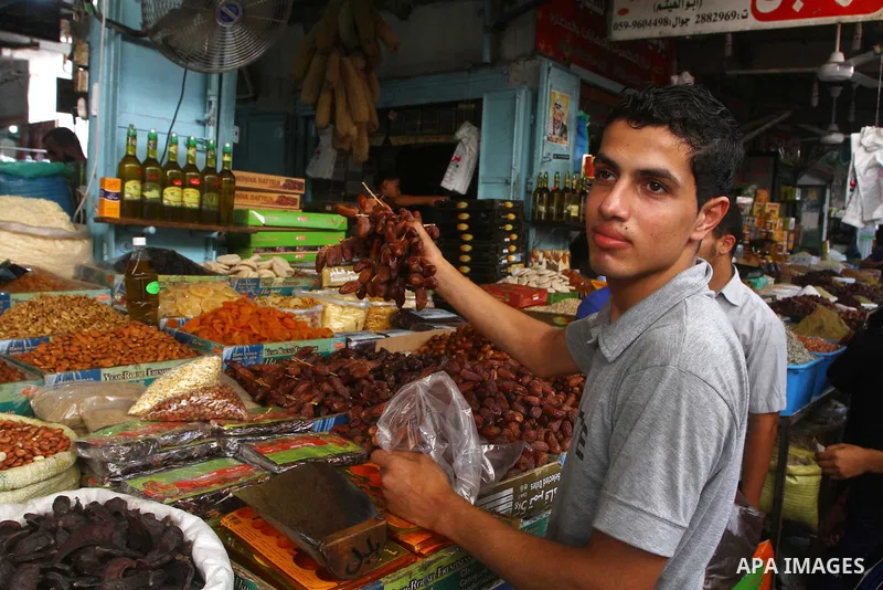 Palestinians shop for food ahead of the Muslim holy fasting month of Ramadan at Al-Zawiya market in Gaza City on July 31, 2011. Photo by Ashraf Amra