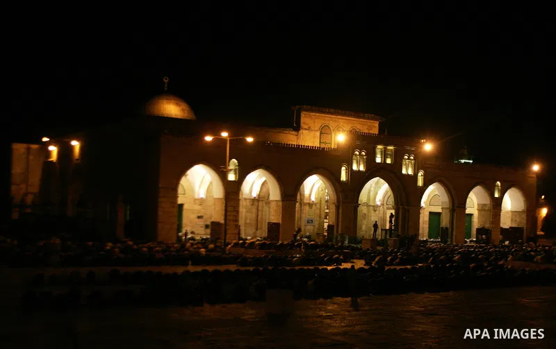 Palestinian Muslims perfom praying Taraweeh in al Aqsa mosque in the old city of Jerusalem July 31, 2011. Muslims around the world abstain from eating, drinking and conducting sexual relations from sunrise to sunset duri...