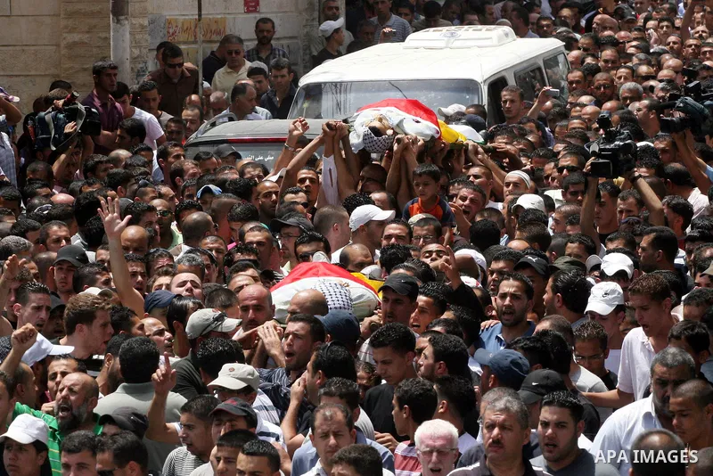 Palestinian mourners carry the bodies of Moatassem Adwan, 23, and Ali Khalifa, 22, during their funeral on August 1, 2011 after the two Palestinians were shot dead overnight by Israeli soldiers in the Qalandia refugee ca...