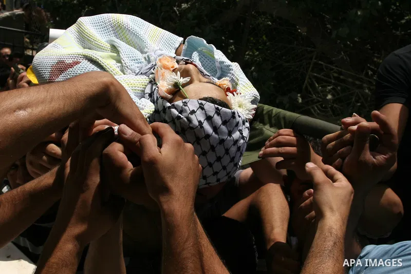 Palestinians carry the body of Moutasm Eidwan, 23, during their funeral at the West bank refugee camp of Kalandia, near Ramallah, 01 August 2011, on the first day of the Muslim holy month of Ramadan. Reports state that I...