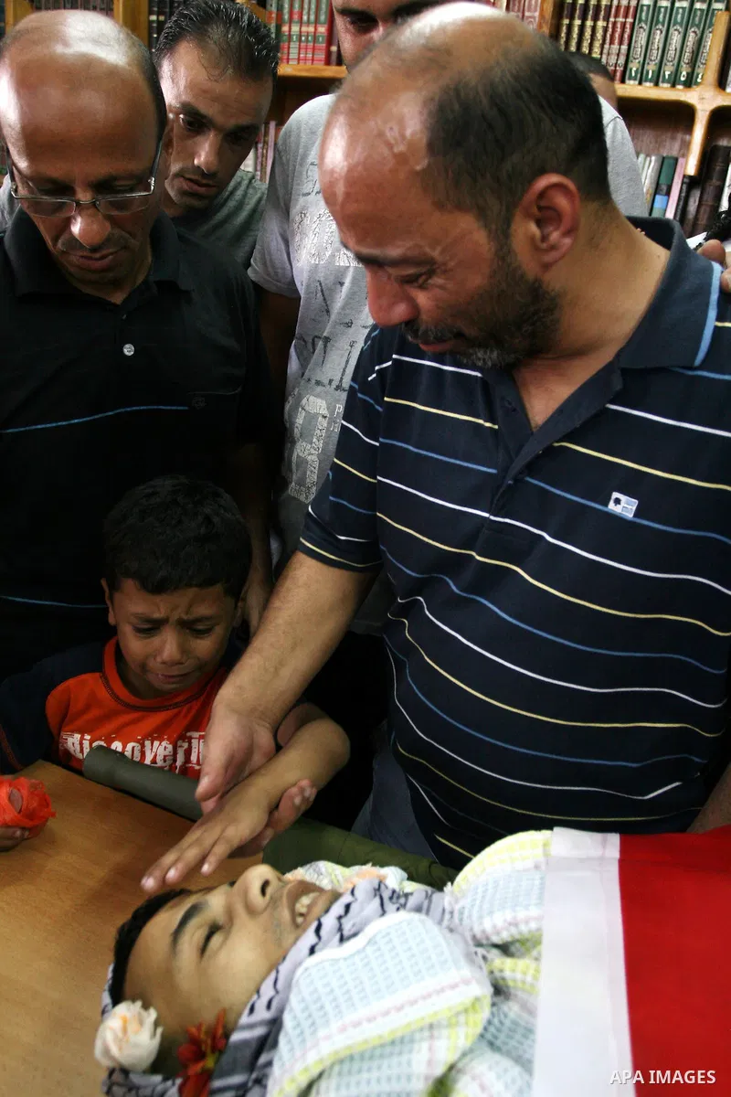 Friends and relatives mourning the death of Ali Khalifa 25, during his funeral at the West bank refugee camp of Qalandia, near Ramallah, 01 August 2011, on the first day of the Muslim holy month of Ramadan. Reports state...