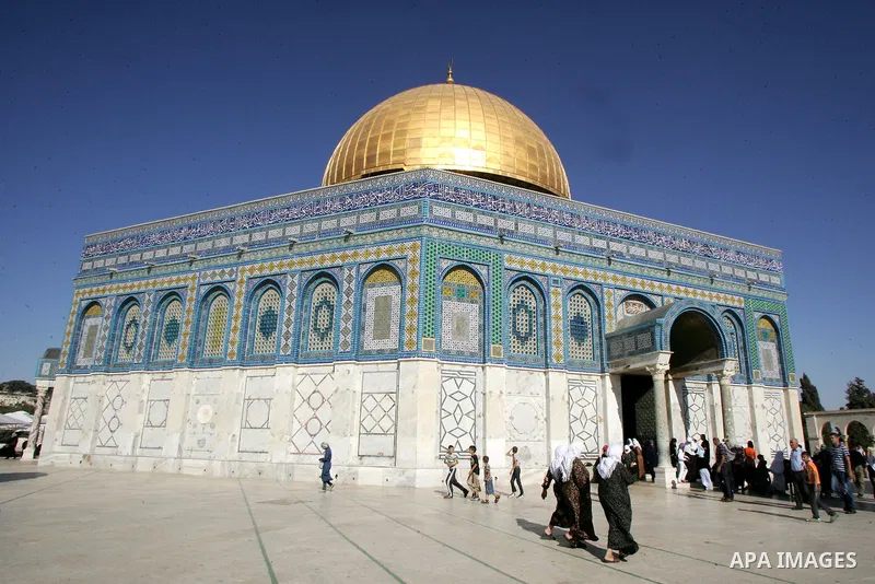 Palestinians perform prayers inside al Aqsa mosque in the old city of Jerusalem on Aug 4, 2011. Muslims around the world abstain from eating, drinking and conducting sexual relations from sunrise to sunset during Ramadan...