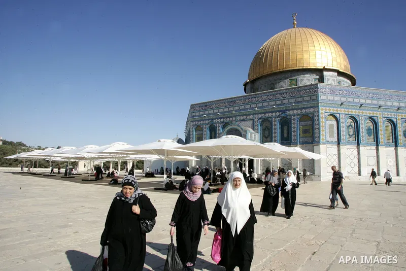 Palestinians perform prayers inside al Aqsa mosque in the old city of Jerusalem on Aug 4, 2011. Muslims around the world abstain from eating, drinking and conducting sexual relations from sunrise to sunset during Ramadan...