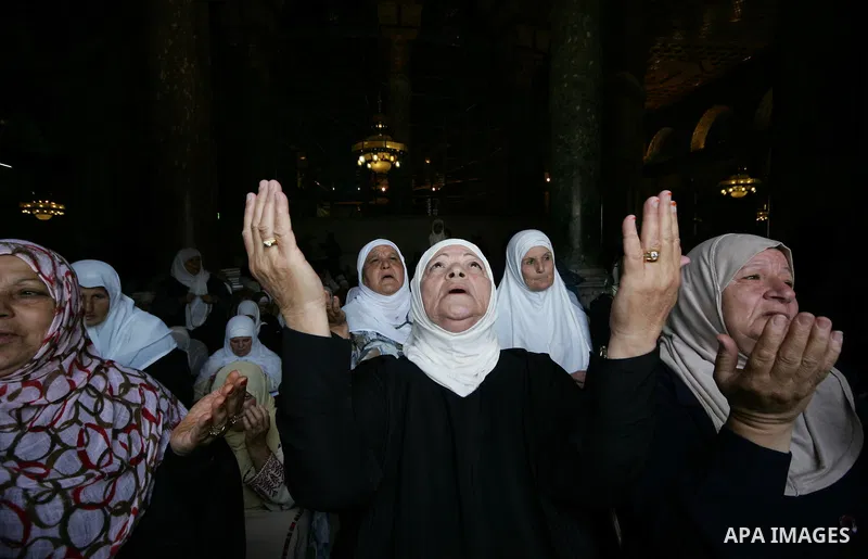 Palestinians Muslims pray in front of the Dome of the Rock on the compound known to Muslims as al-Haram al-Sharif during the first Friday of the holy month of Ramadan in Jerusalem's Old City August 5, 2011. Muslims aroun...