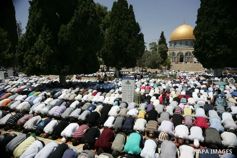 Palestinians Muslims pray in front of the Dome of the Rock on the compound known to Muslims as al-Haram al-Sharif during the first Friday of the holy month of Ramadan in Jerusalem's Old City August 5, 2011. Muslims aroun...