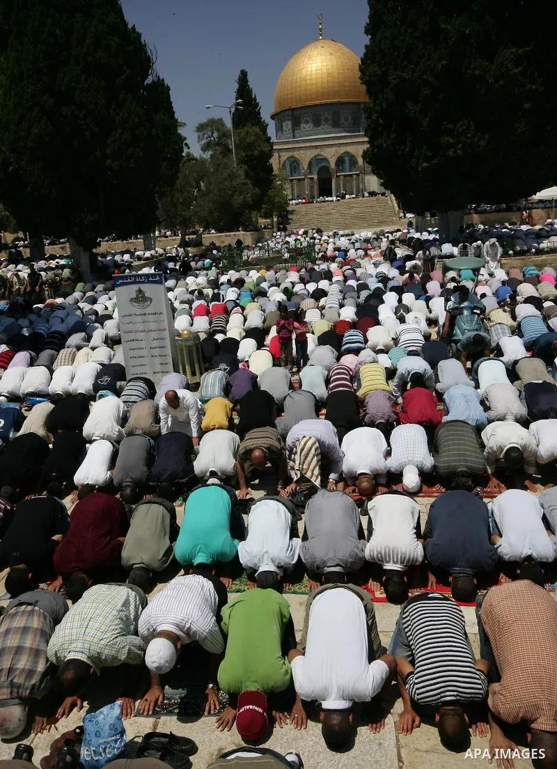 Palestinians Muslims pray in front of the Dome of the Rock on the compound known to Muslims as al-Haram al-Sharif during the first Friday of the holy month of Ramadan in Jerusalem's Old City August 5, 2011. Muslims aroun...